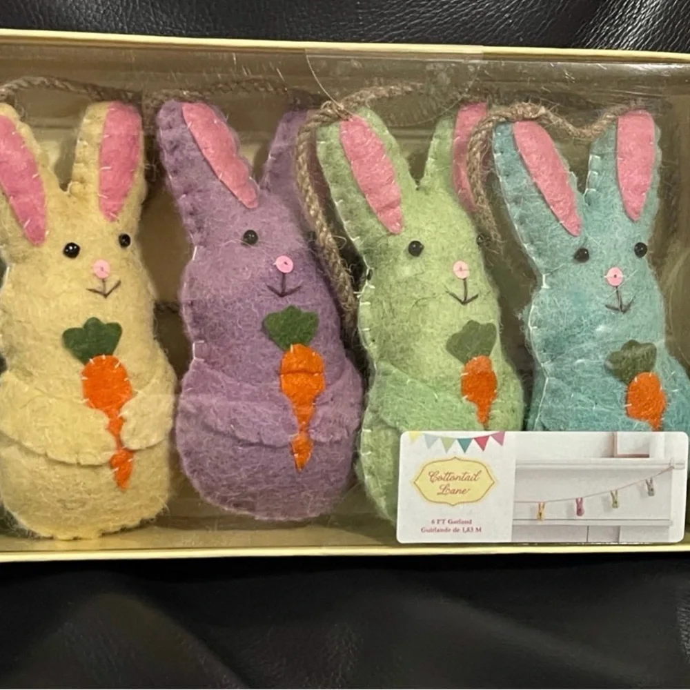 Easter Bunny Garland with Carrots - Multicolor